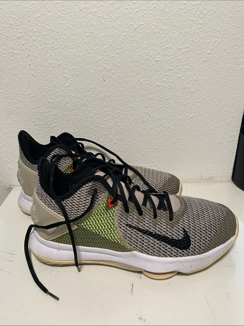 Nike Men's Grey and Neon Green Performance Running Shoes
